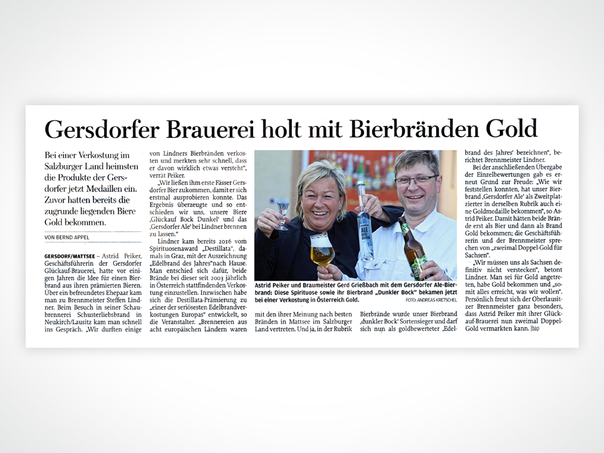 Astrid Peiker und Braumeister Gerd Grießbach mit dem Gersdorfer Ale-Bierbrand: Diese Spirituose sowie ihr Bierbrand 